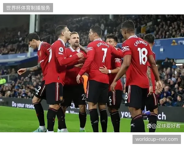 曼联后防线赛季表现持续低迷，场均失球数居高不下，防守端缺乏有效的协同保护和层次感